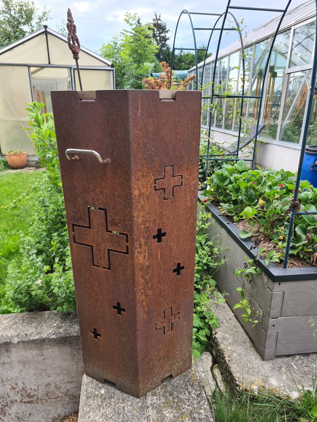 Griglie: Rostige Feuersäule / Grill, Gartendeko, – Usato da Grünenmatt venduto da holzskulptur 1