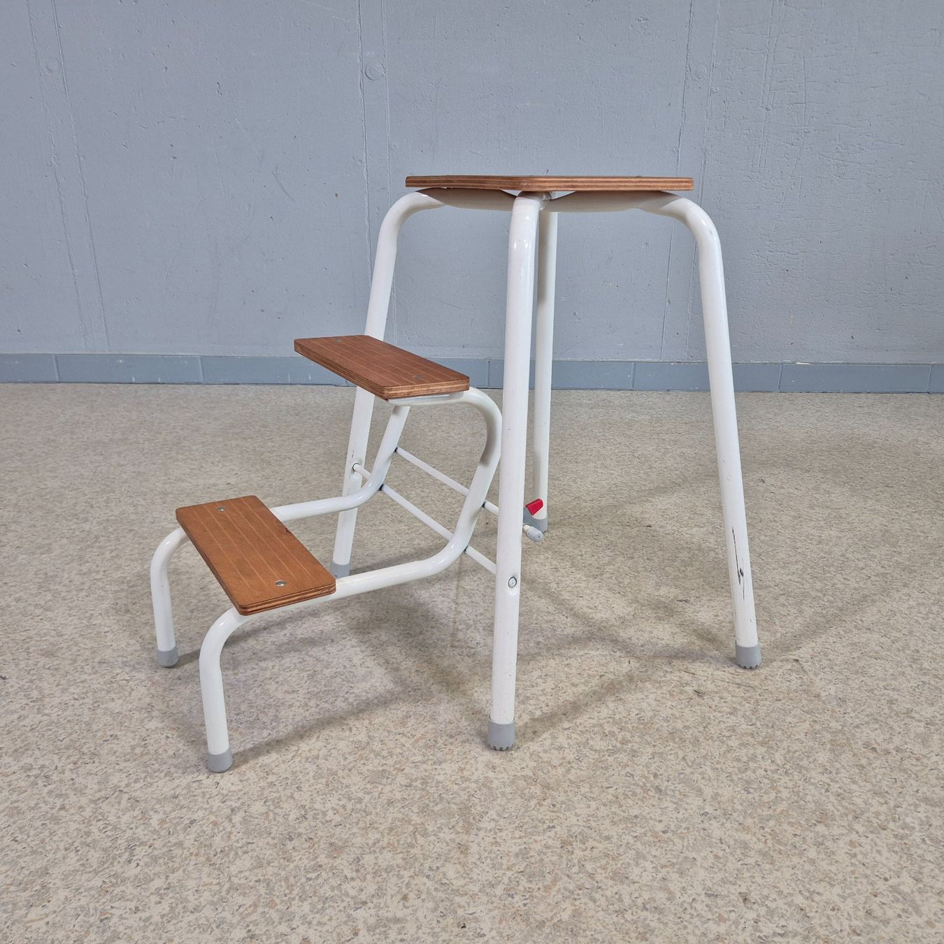Sgabelli: Step-Stool Tritthocker 3-Tritt Hocker braun weiss – Usato da Nottwil venduto da Wondewa-Shop 4