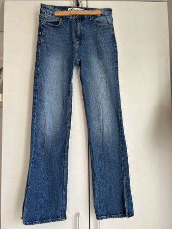 Bershka Blue Jeans mit Schlitz, Gr. 38, Mid-Waist