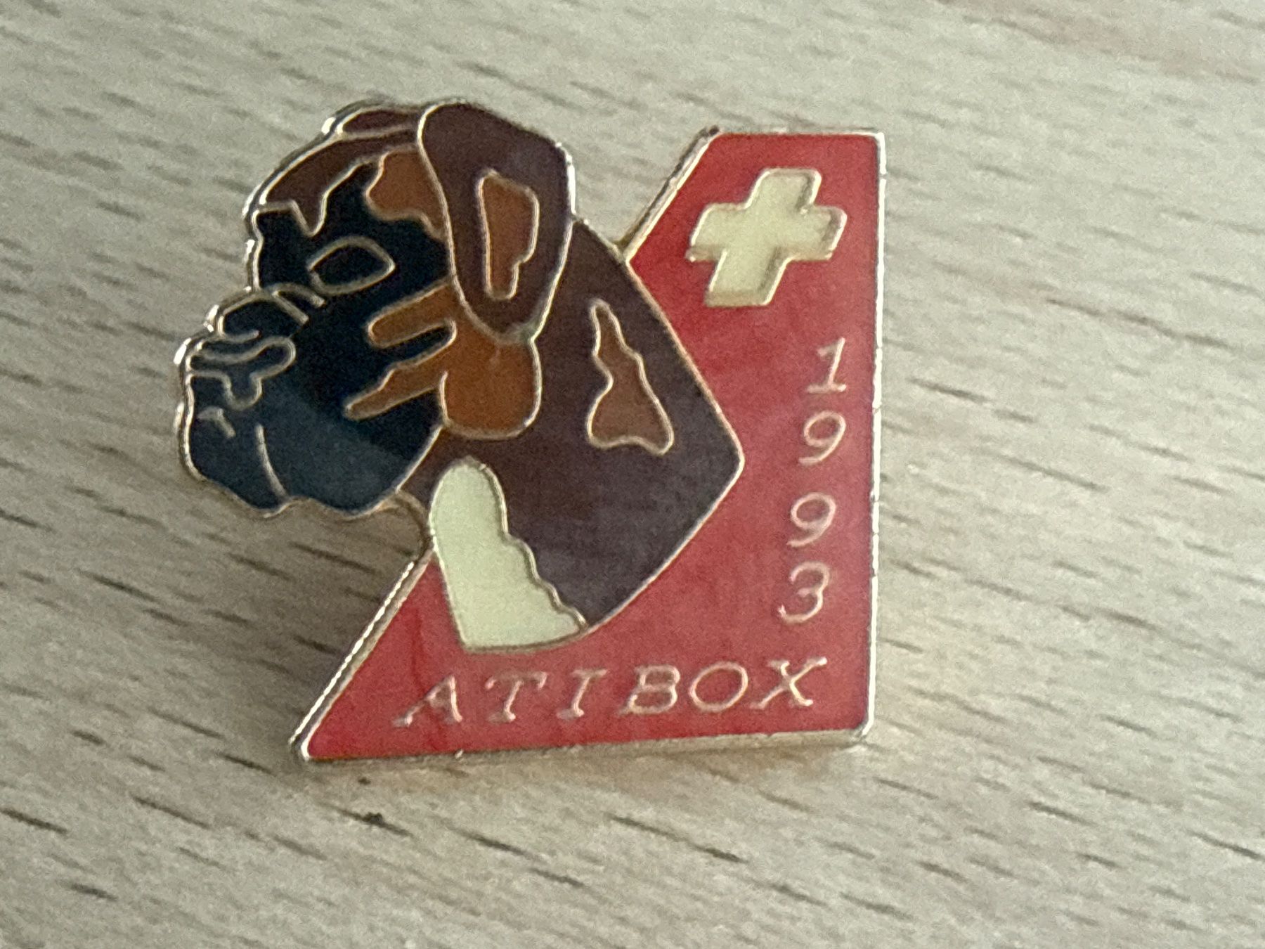 Plaquettes & Badges: Pin ATIBOX Schweiz 1993 – D'occasion à Glattbrugg par Schweigmatt