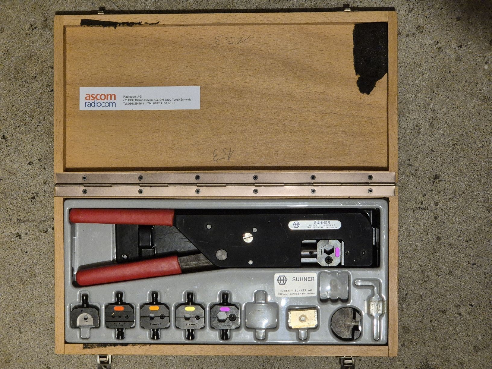 Suhner Tutti gli attrezzi: Crimpzange SUHNER CH-9100 mit Einsätzen und Koffer – Usato da Weinfelden venduto da Sladjan68