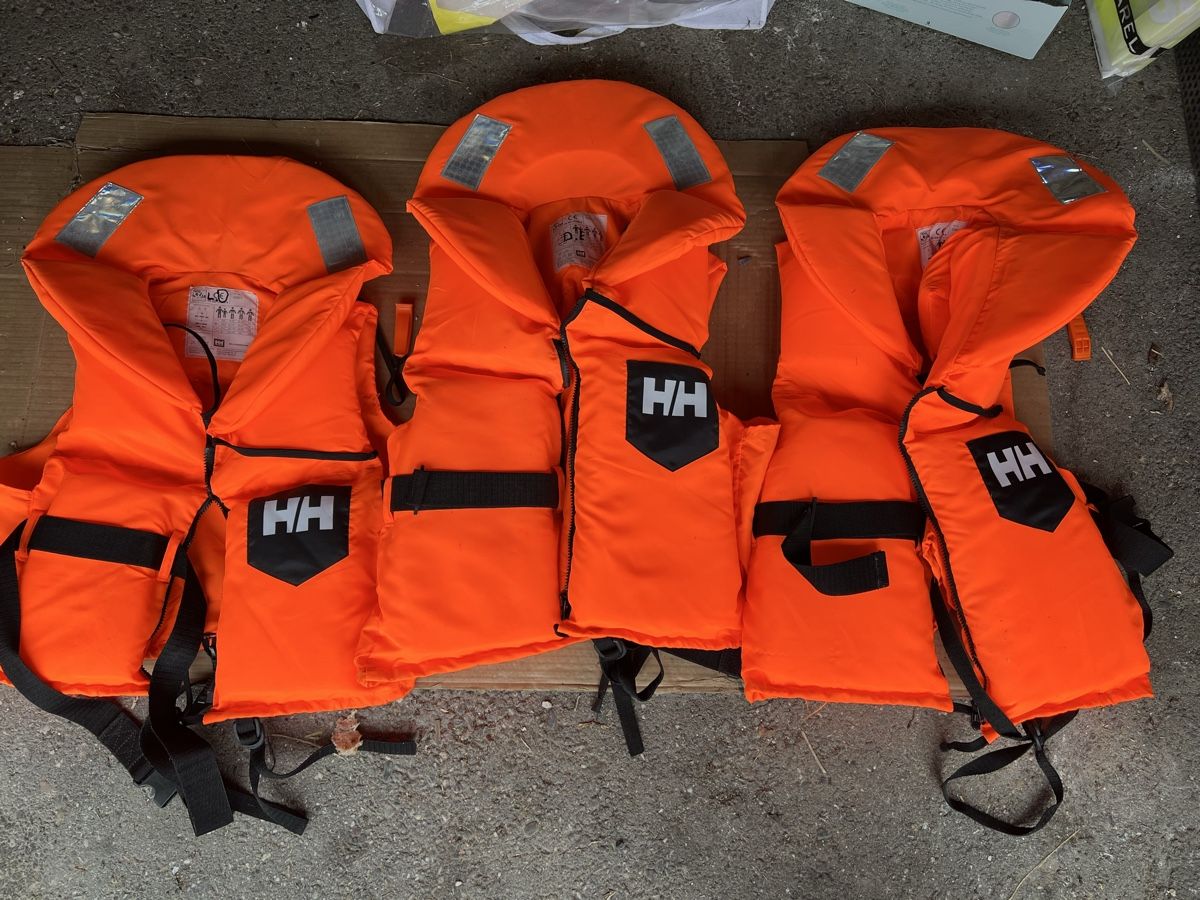 Helly Hansen Gilets de sauvetage: 3x Helly Hansen Rettungswesten – D'occasion à Aarburg par Jessica.