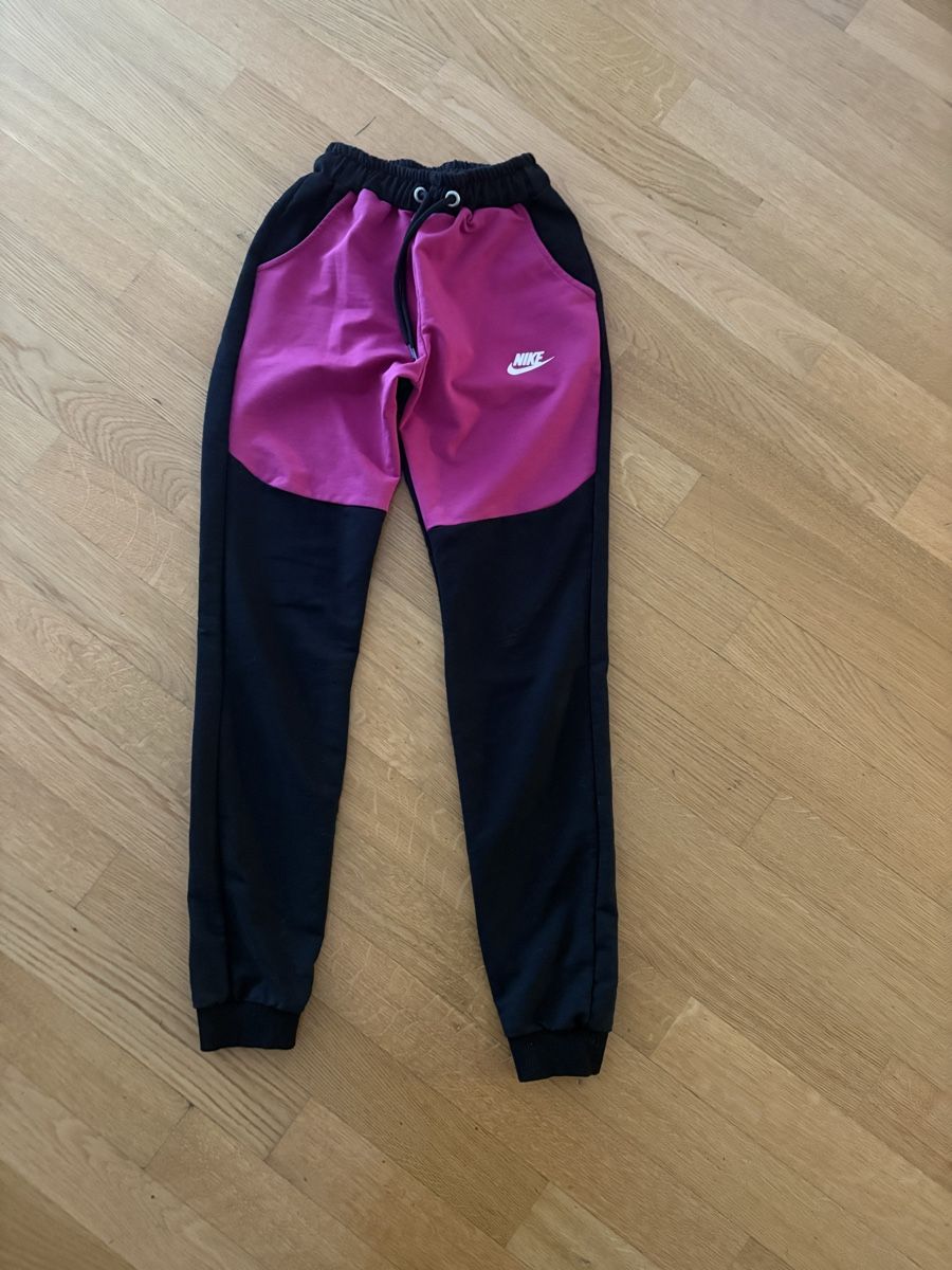 Nike Pantaloni: Nike Trainer Gr. 146/152 – Usato da Winterthur venduto da Baby117