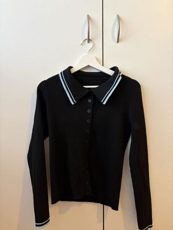 Black Ribbed Knit Top with Collar - Stylish & Cosy!