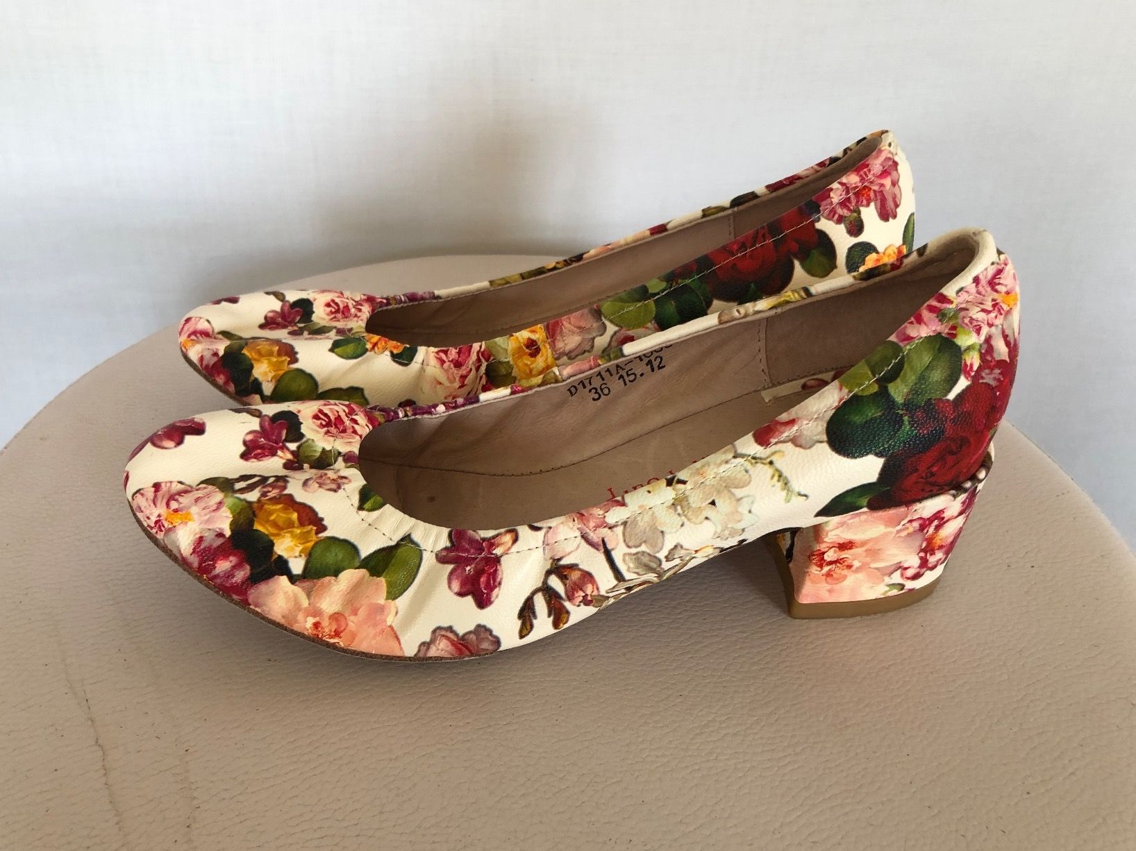 Damenschuhe: Escarpins fleuris Couleur Pourpre taille 36 comme neufs – Neu (gemäss Beschreibung) aus Coppet von Vanessamode