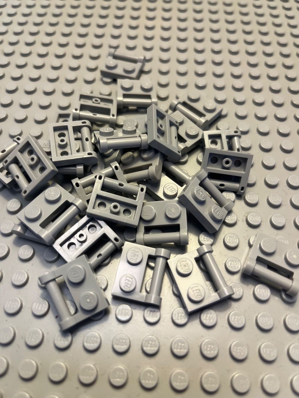 Lego Kit di costruzioni: Lego 29x Platte mit Griff (48336)hellgrau – Usato da Basel venduto da Swi-7621