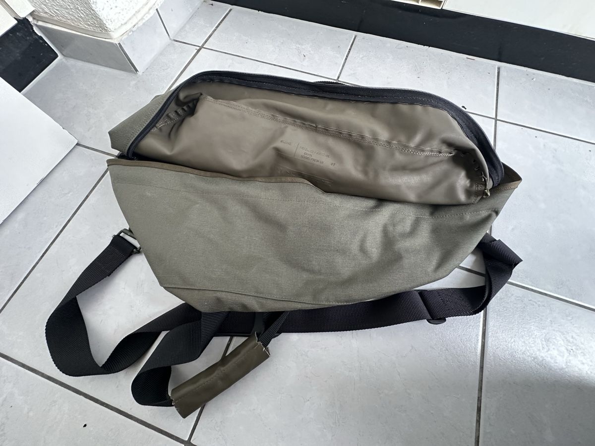 Schweizer Armee Borse: Robuste Schweizer Armee Tasche - Ideal für den Herbst! – Usato da Alpnach Dorf venduto da Chasli.OW96 4