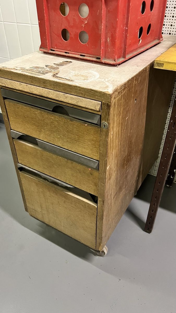 Armoires: Holz Korpus mit 3 Schubladen – Défectueux à Schmerikon par Kneisel