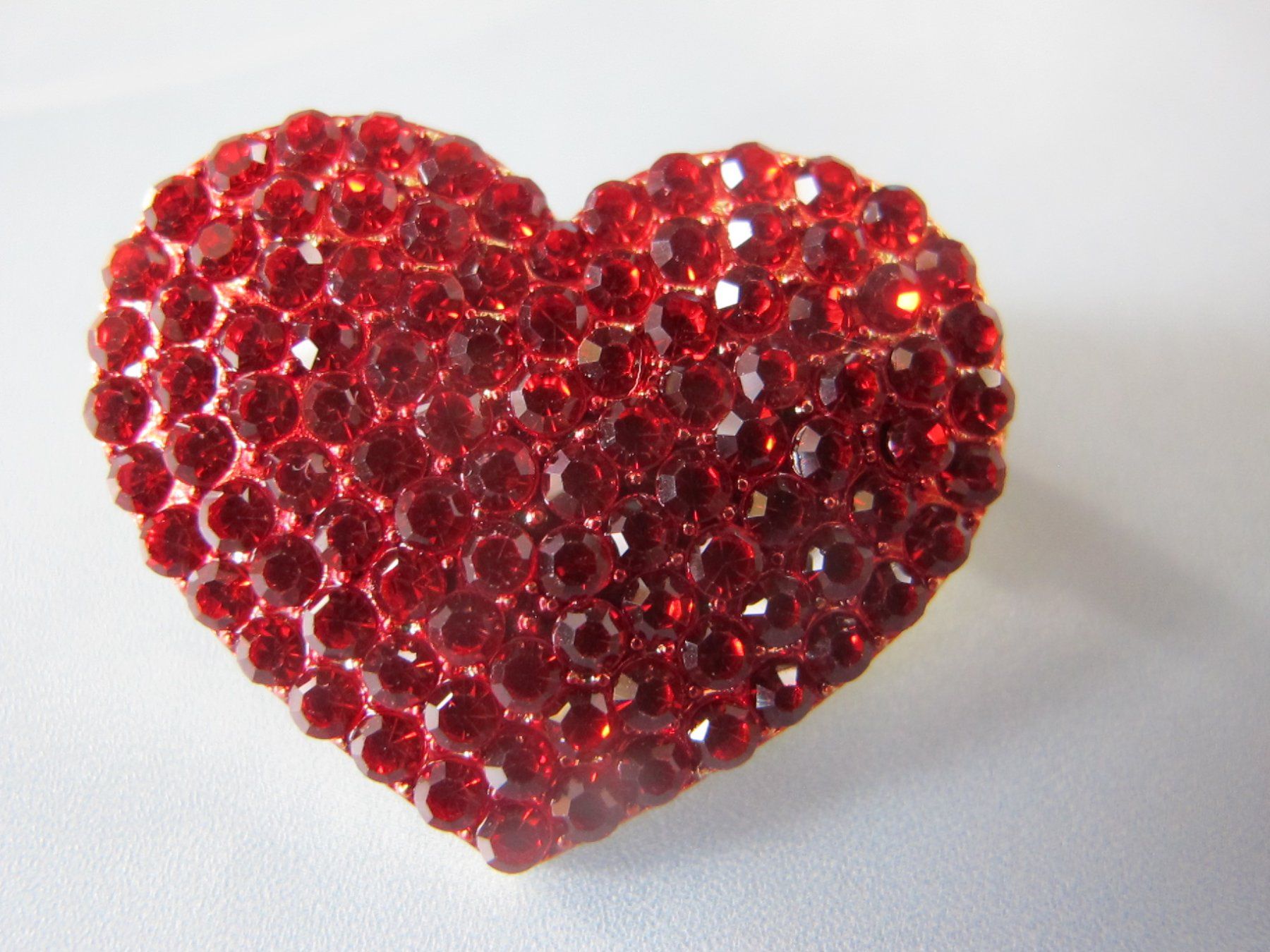 Spille & Fermagli: Rote Herz Brosche mit Strass-Steinen, neu – Nuovo (secondo la descrizione) da Löhningen venduto da Chimae67 1