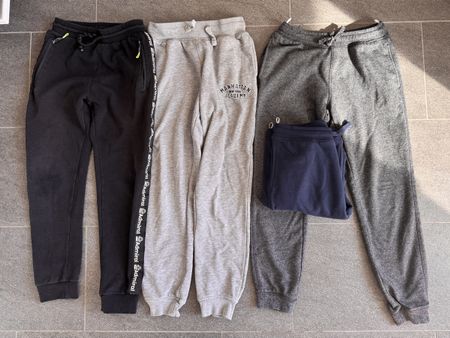 4   Trainerhosen Gr. 152