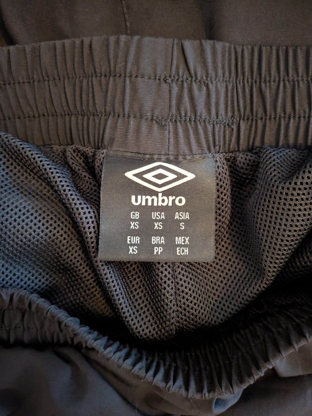 Pantaloni: Umbro Trainingshose Größe XS – Nuovo (secondo la descrizione) da Zürich venduto da spatzi5345 4