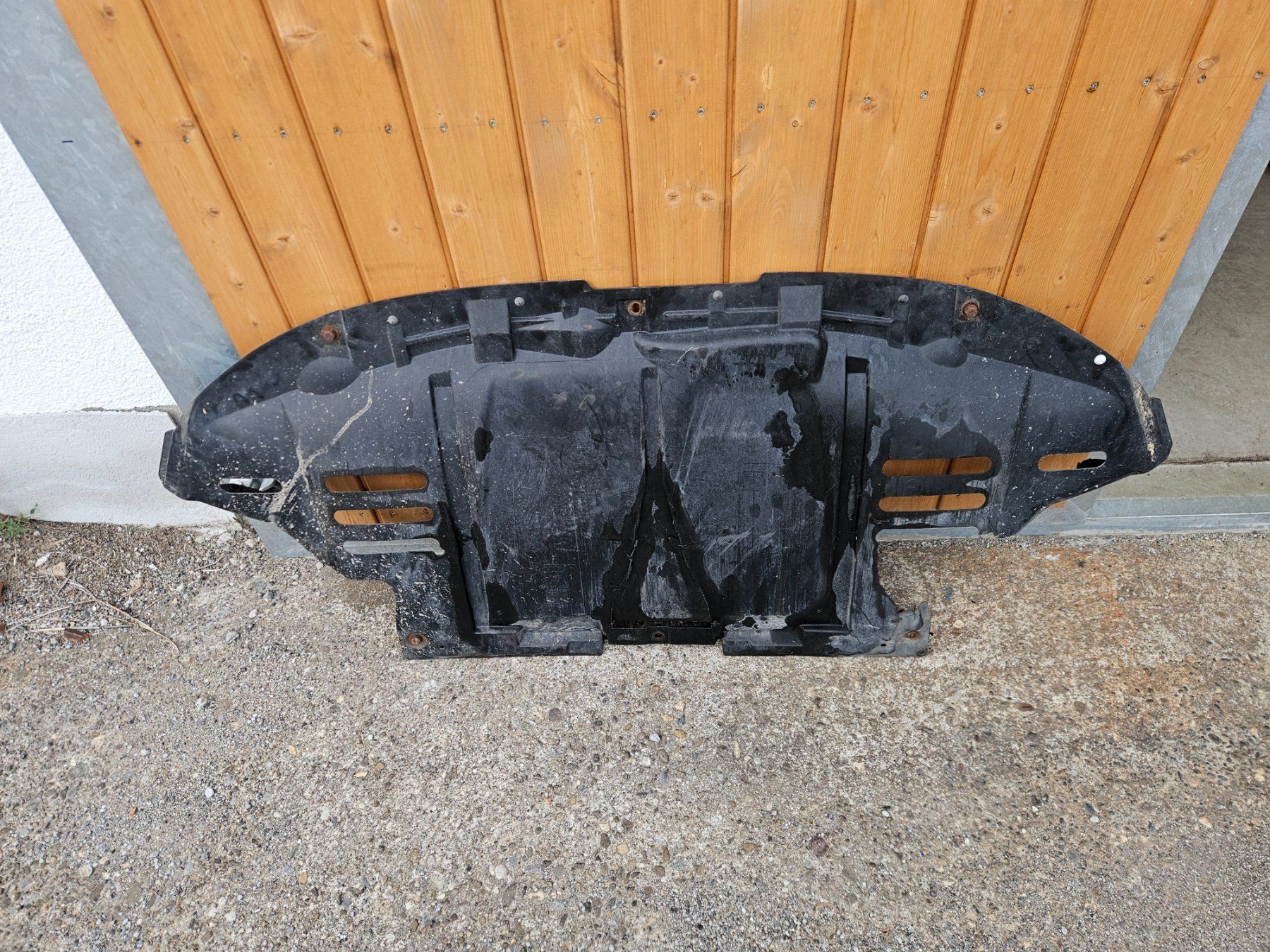 Audi Tutti pezzi di ricambio auto: Audi S4 b5 Unterbodenabdeckung – Difettoso da Männedorf venduto da go-rs484