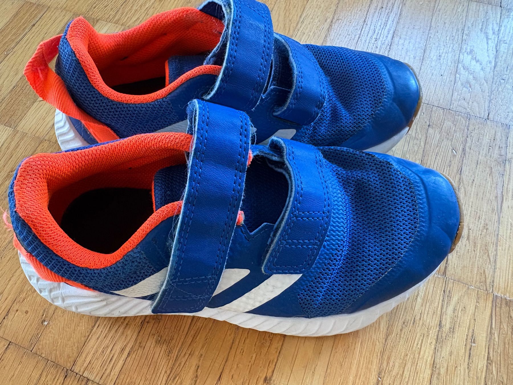 Adidas Chaussures garçon: Kinder Hallenschuhe Adidas – D'occasion à Luzern par ann_hq9y 1