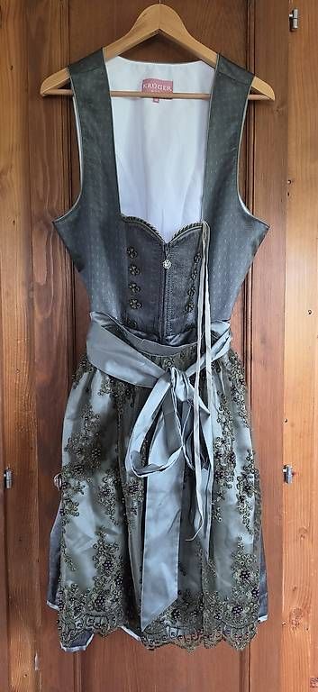 Robes: Dirndel von Krüger – D'occasion à Pont-la-Ville par Kretzschi