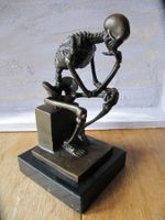 Wundervoll Bronze Figur sitzendes Skelett Sockel Maße 9x8x15