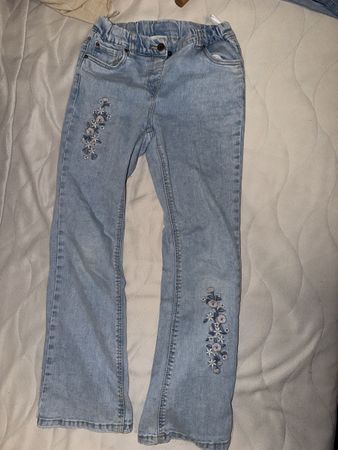 C&A Jeans Mädchen hellblau mit Blumenstickerei 134 cm