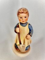 Schöne Goebel Hummel Figur Frau "Muss noch umgraben"