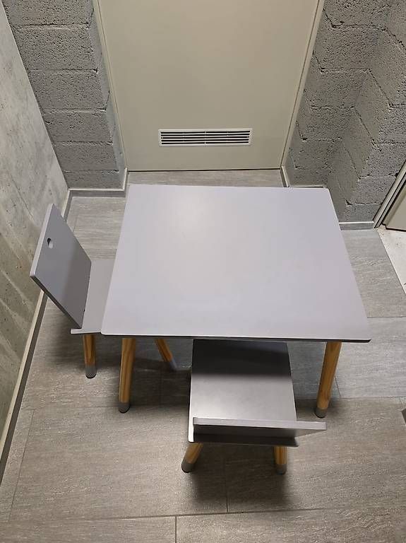 Set de table et chaises: Kindertische + Stühle Set – D'occasion à Landquart par shimmy92 2
