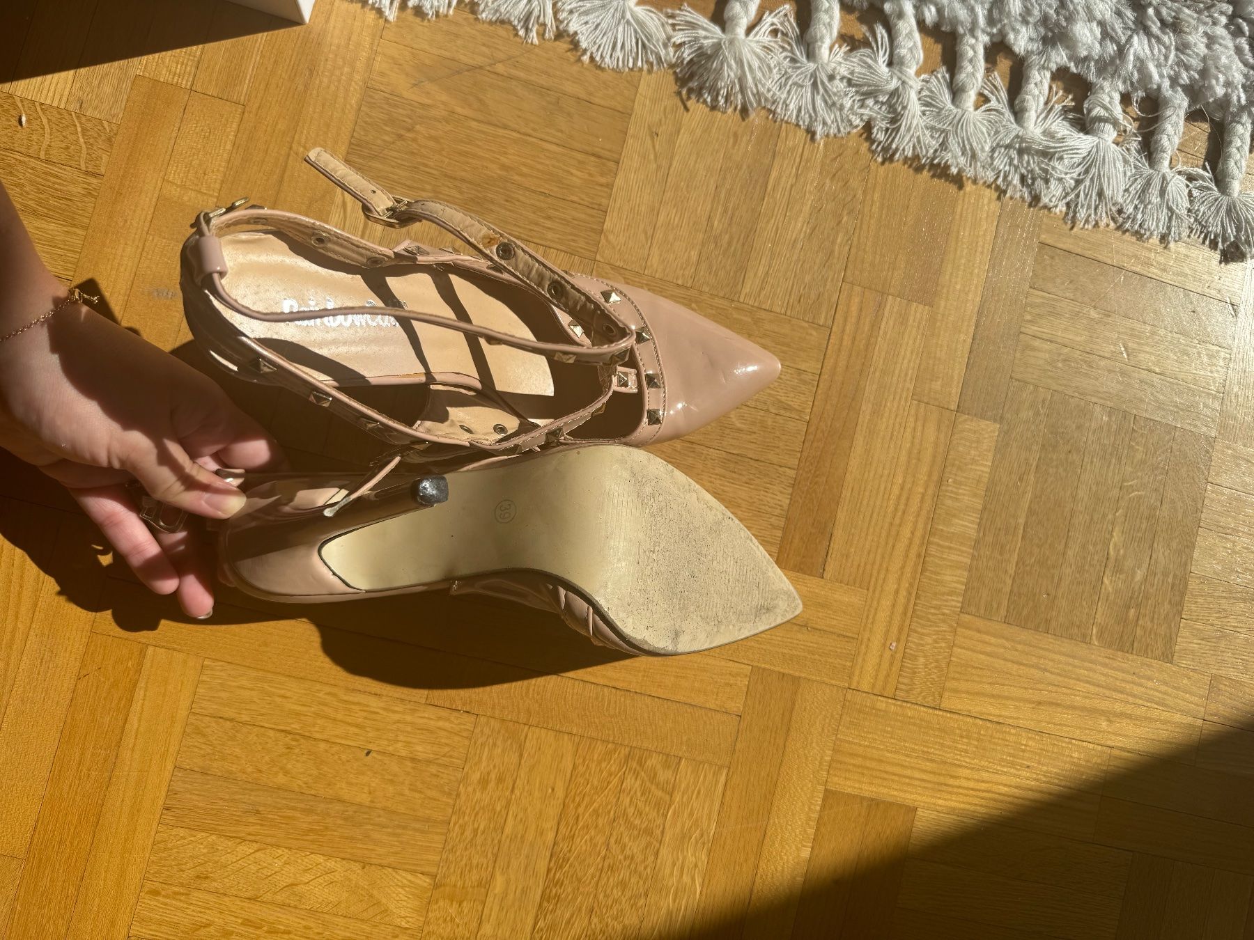 Scarpe da donna: Talons beiges cloutés – Usato da Montreux venduto da Izapechee 4