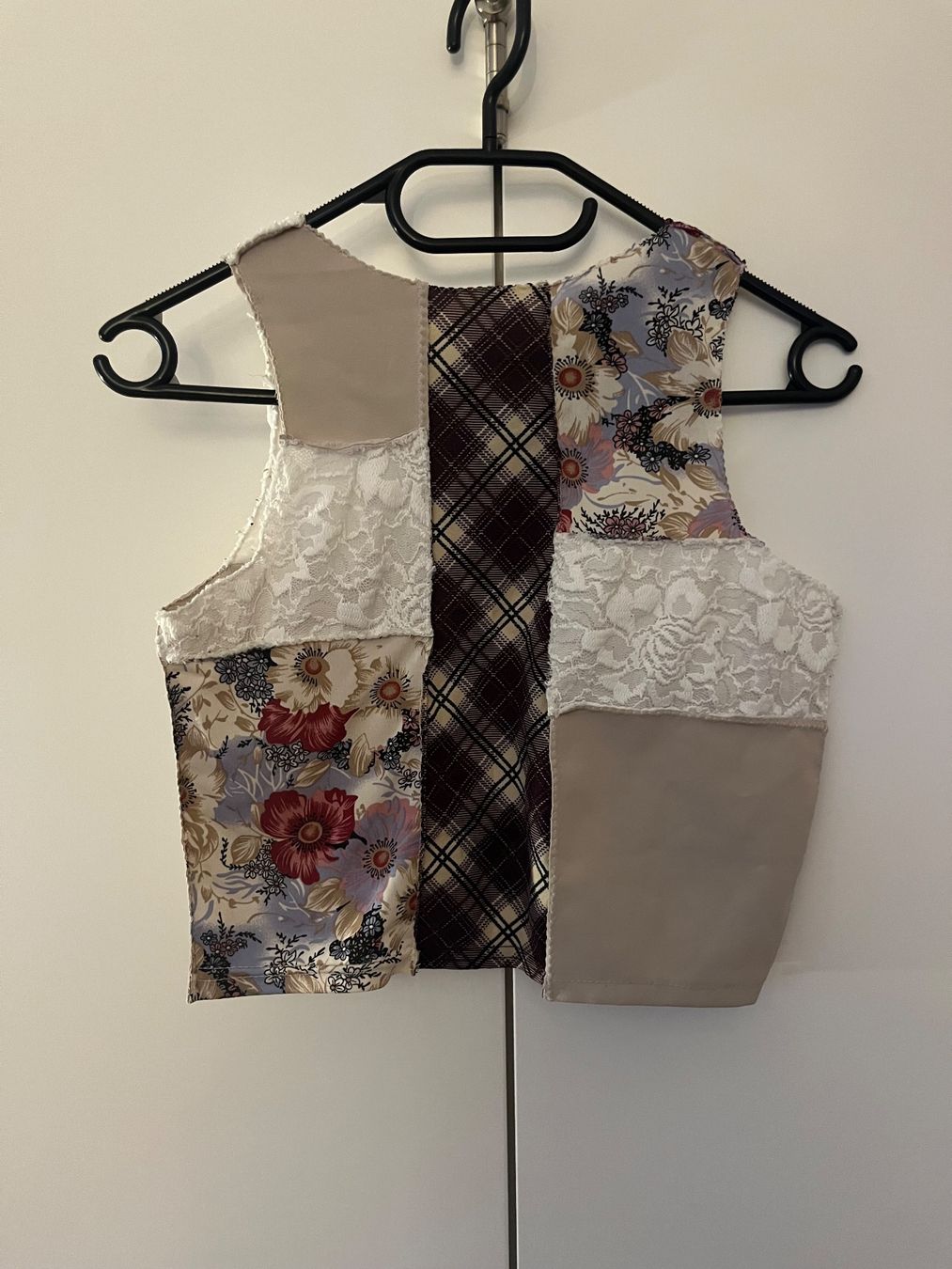Top: Upcycling Patchwork Crop Top Moreida – Lila S-M – Usato da Gümligen venduto da blackberrys 2