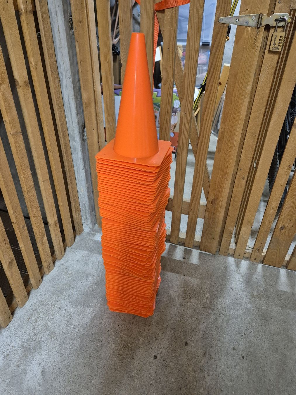 Giocattoli: Kunstoffkegel ....30 cm hoch – Usato da Olten venduto da Babbel139