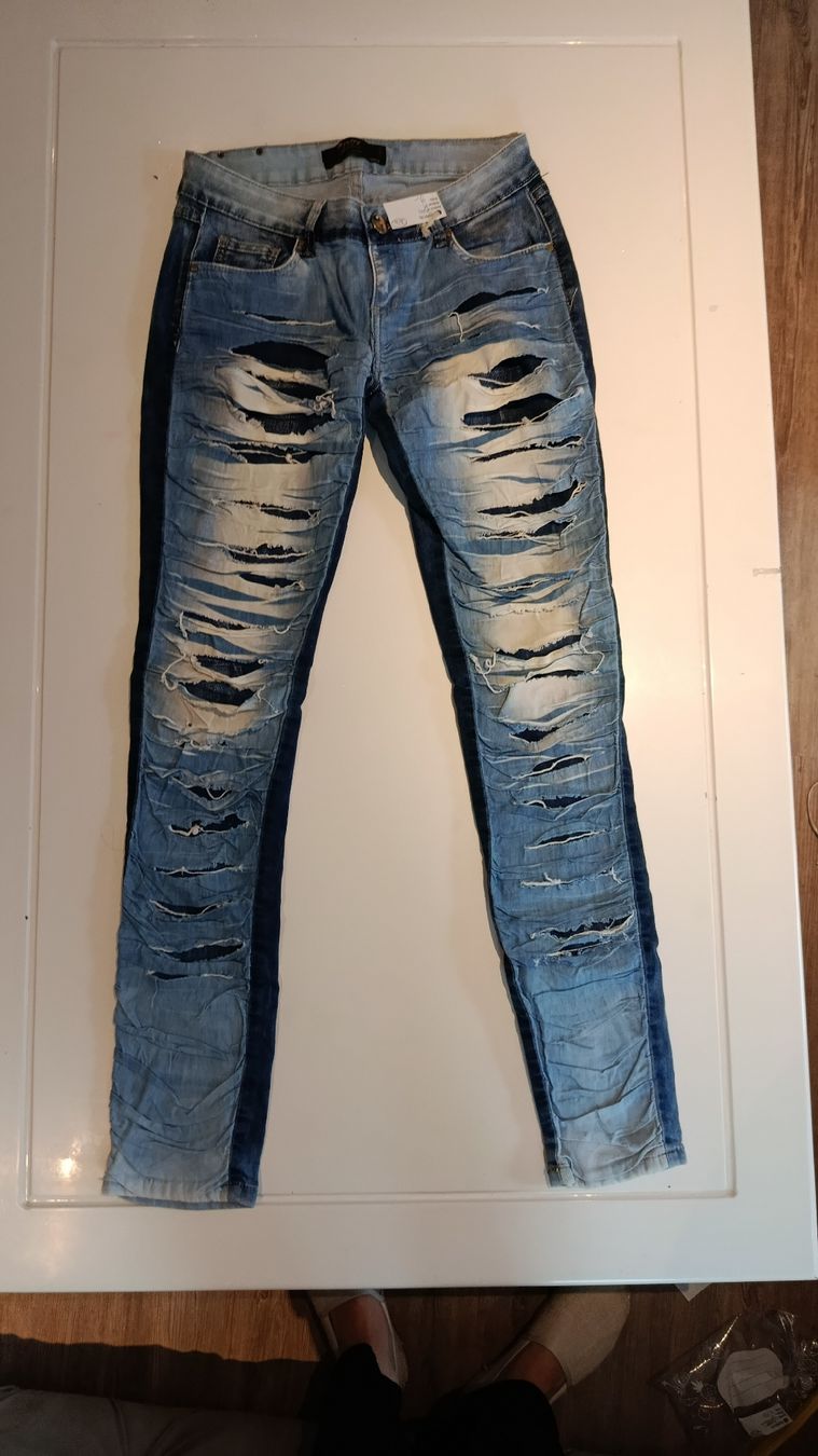 Jeans: verrissene Jeanshose – Usato da Bürglen UR venduto da Uri1991 1