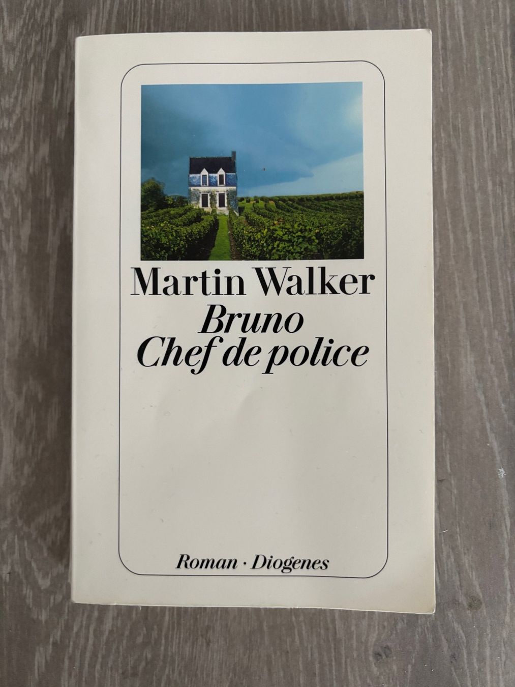 Libri: "Bruno, Chef de Police" von Martin Walker – Usato da Châtelaine venduto da Maronggi
