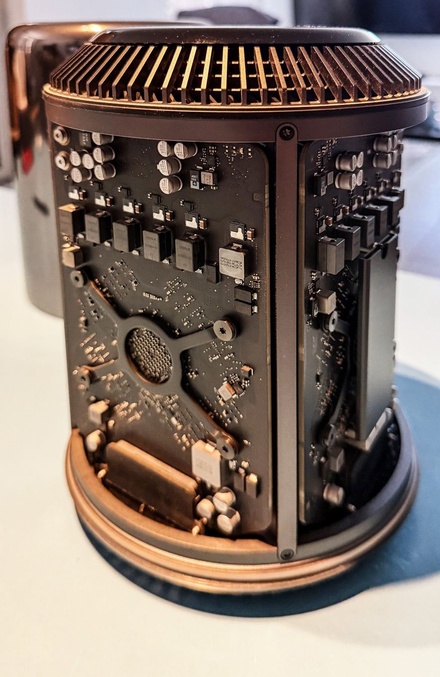 Apple PCs: Apple Mac Pro "Six Core" 3.5 / 64GB / 1 TB / OVP – Gebraucht aus Uerzlikon von traumzentrale 1
