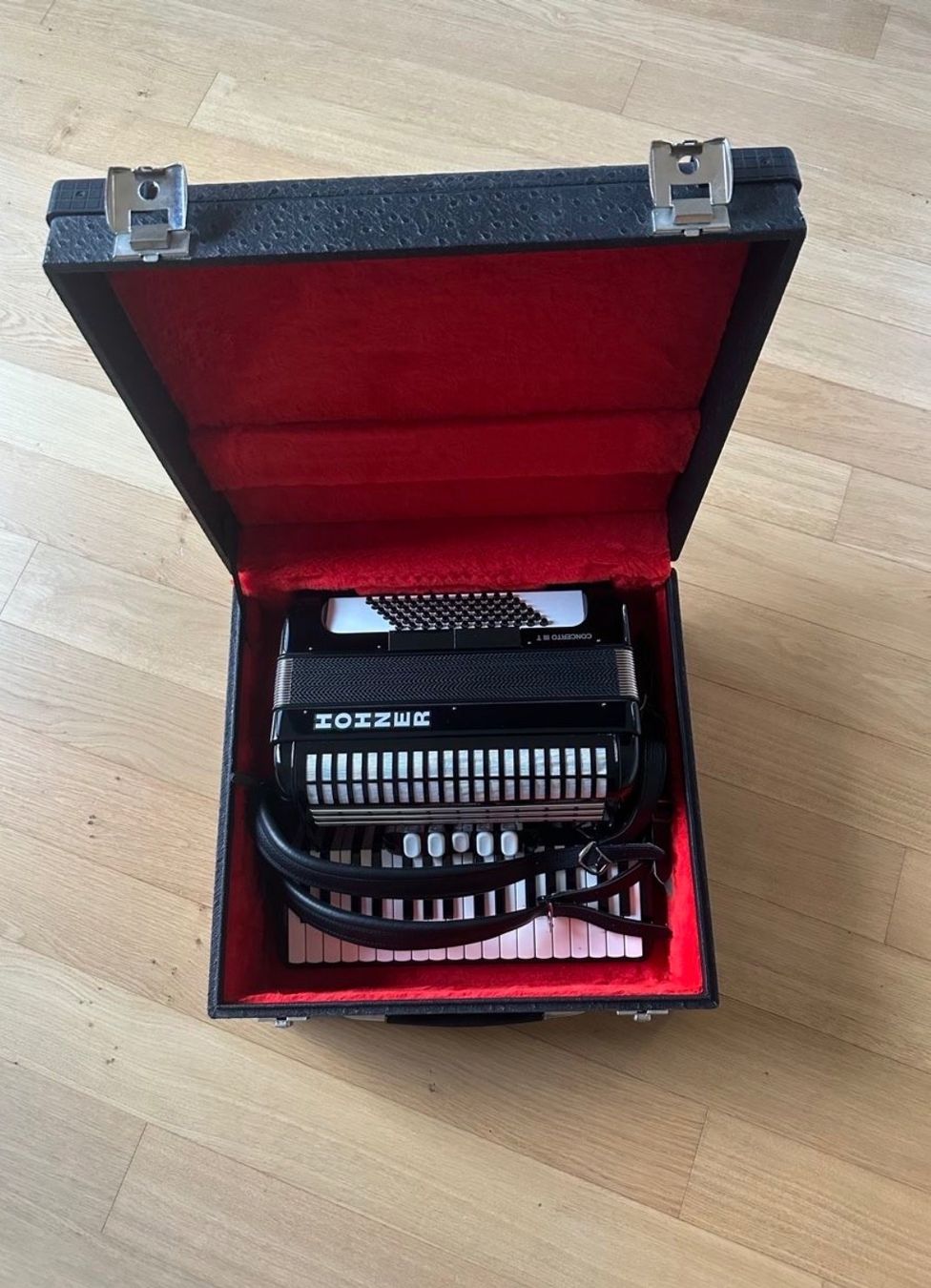 Hohner Strumenti musicali: Akkordeon Hohner Concerto III – Usato da Wolfhausen venduto da lunaire01 1