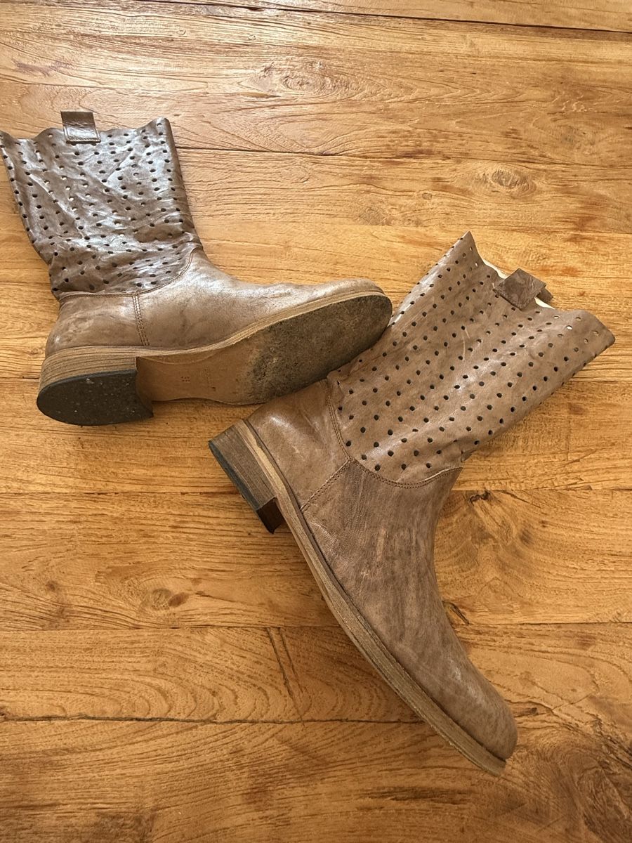 Damenschuhe: Braune Lederstiefel mit Lochmuster, Grösse 39 – Neu (gemäss Beschreibung) aus Rüti ZH von Evoire 3
