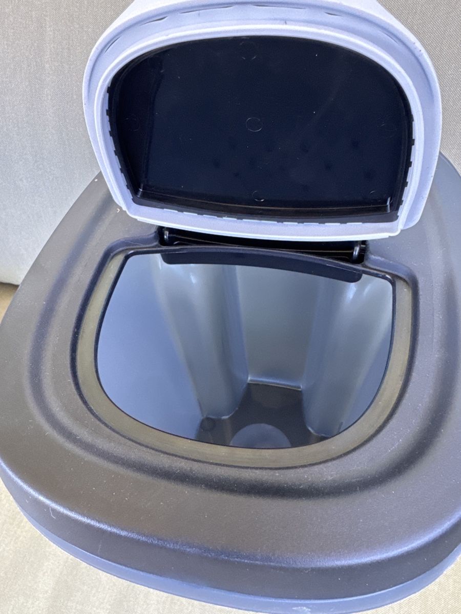 Contenitori edile: Luxurious Pets Food Container - New Condition! – Nuovo e nell'imballaggio originale da Berneck venduto da E_ZLK 2