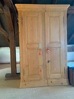 Holzschrank im Landhaus-/Bauernstil