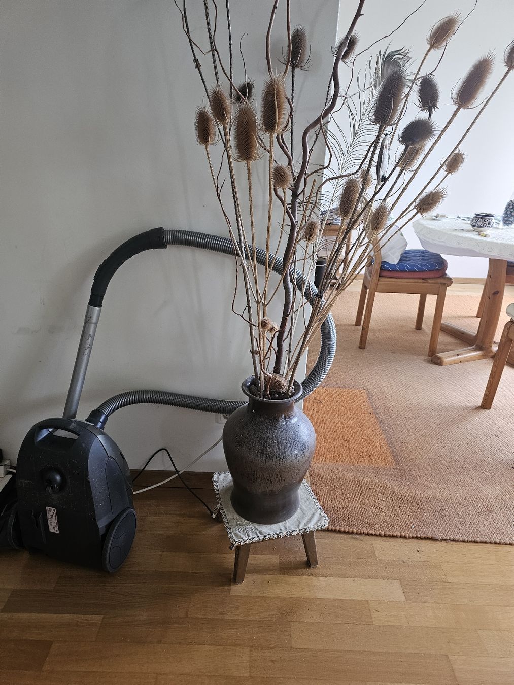 Vasi & Recipienti: Rustikale braune Bodenvase auf kleinem Hocker, Herbstdeko – Usato da Zürich venduto da Engrosprix4you 2