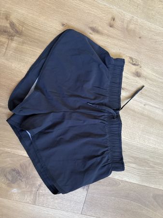Kurze Schwarze Sporthose Grösse M mit integrierten Shorts