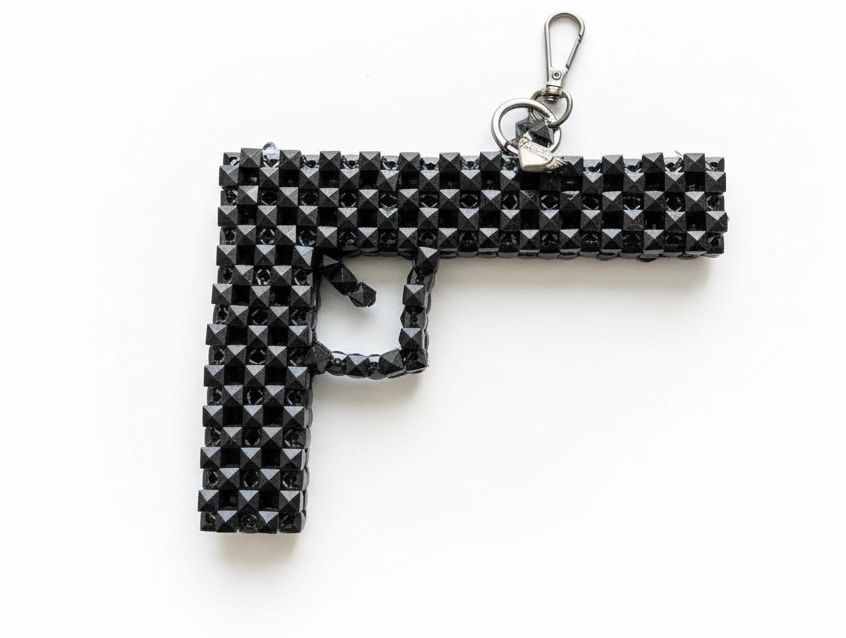 Portachiavi: Edgy Studded Gun Keychain - Statement Piece Accessory – Nuovo e nell'imballaggio originale da Saland venduto da ele_vc96