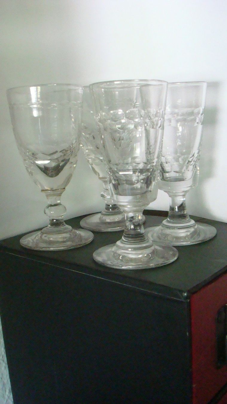 Verres: 4 alte Schnapsgläser geschliffen – D'occasion à Münchenstein par Pesci6