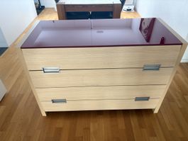 Kommode mit roter Hochglanzoberfläche und Holzdekor, 3 Schub