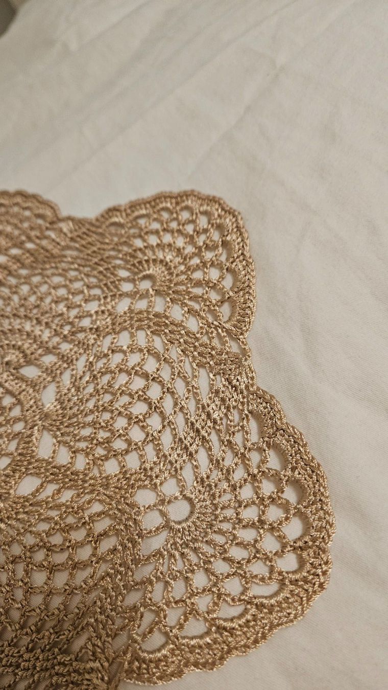 Sottobicchieri: Handgemachtes Deckeli Spitzendeckeli, d.beige, neu Glanzgarn – Nuovo (secondo la descrizione) da Gossau ZH venduto da Goes05 1