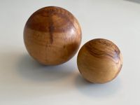 2 verschiedene Holzkugeln, aus feinstens geschliffenem Holz