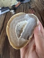 Helle Achat-Geode mit Kristallhöhle