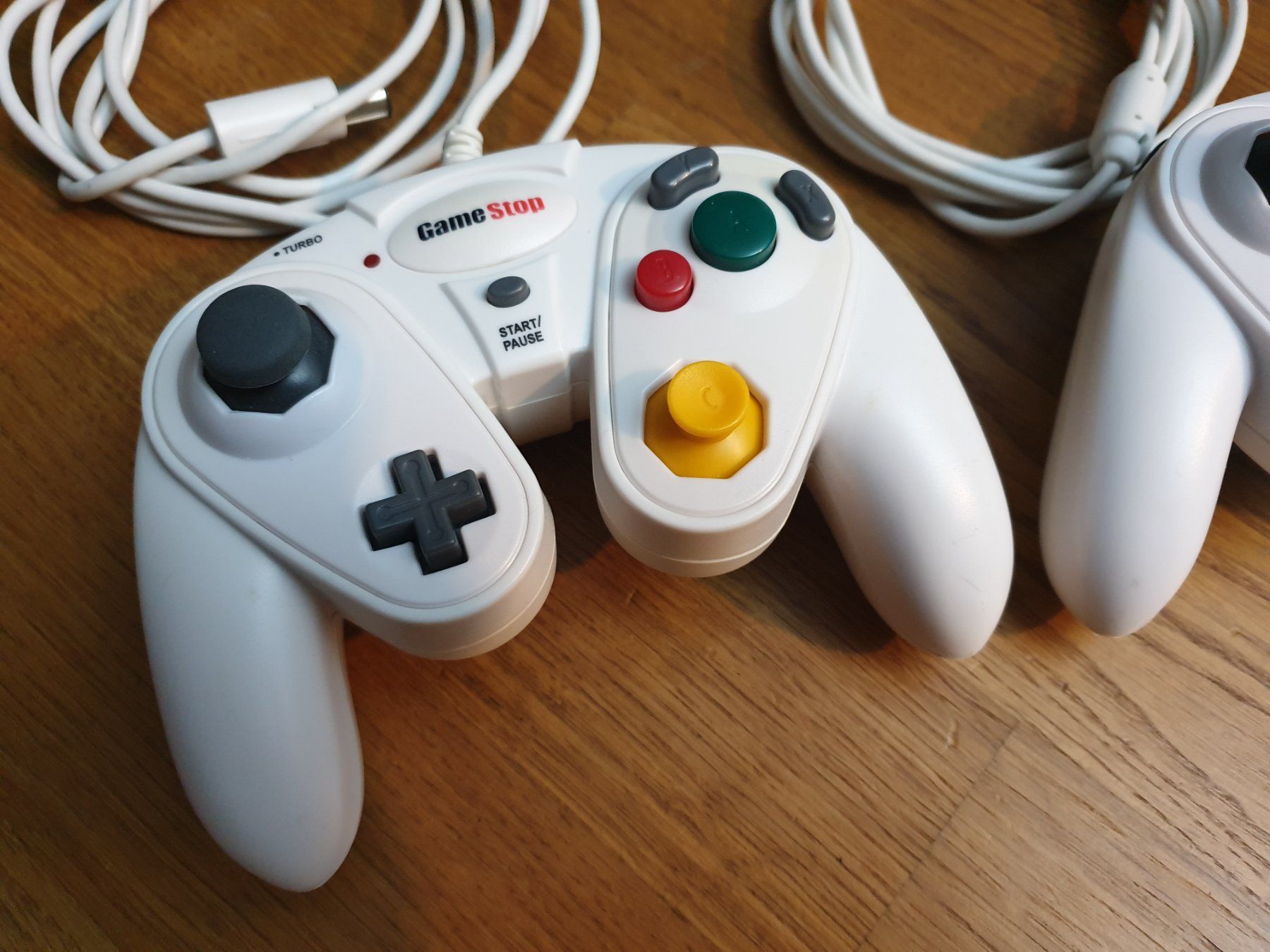 Manettes: 2x Gamestop GameCube Controller weiss – D'occasion à Rain par Rou_z26r 2
