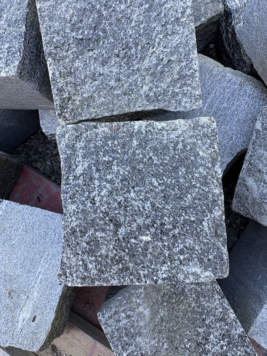 Revêtements de sol: Pflastersteine Maggia Granit Tessiner  – D'occasion à Zufikon par ogg_r2jt