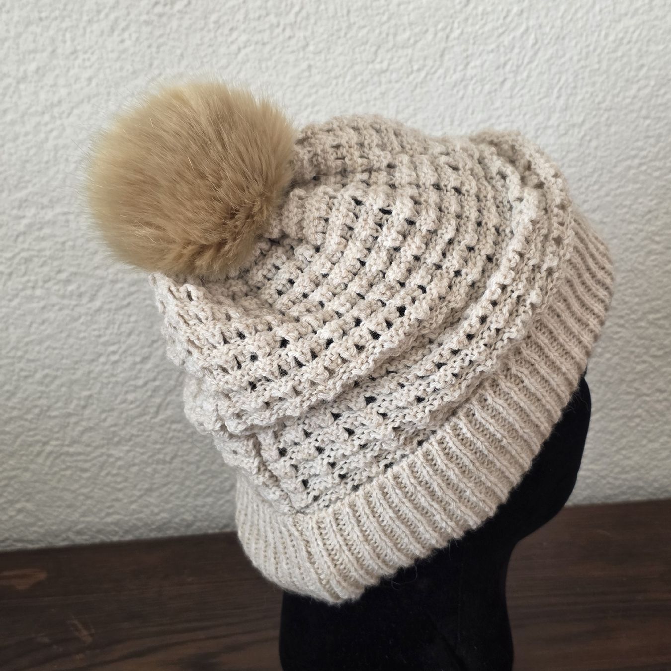 C&A Hüte, Mützen & Caps: Strickmütze mit Bommel beige  – Gebraucht aus Rheinsulz von Gilea 2
