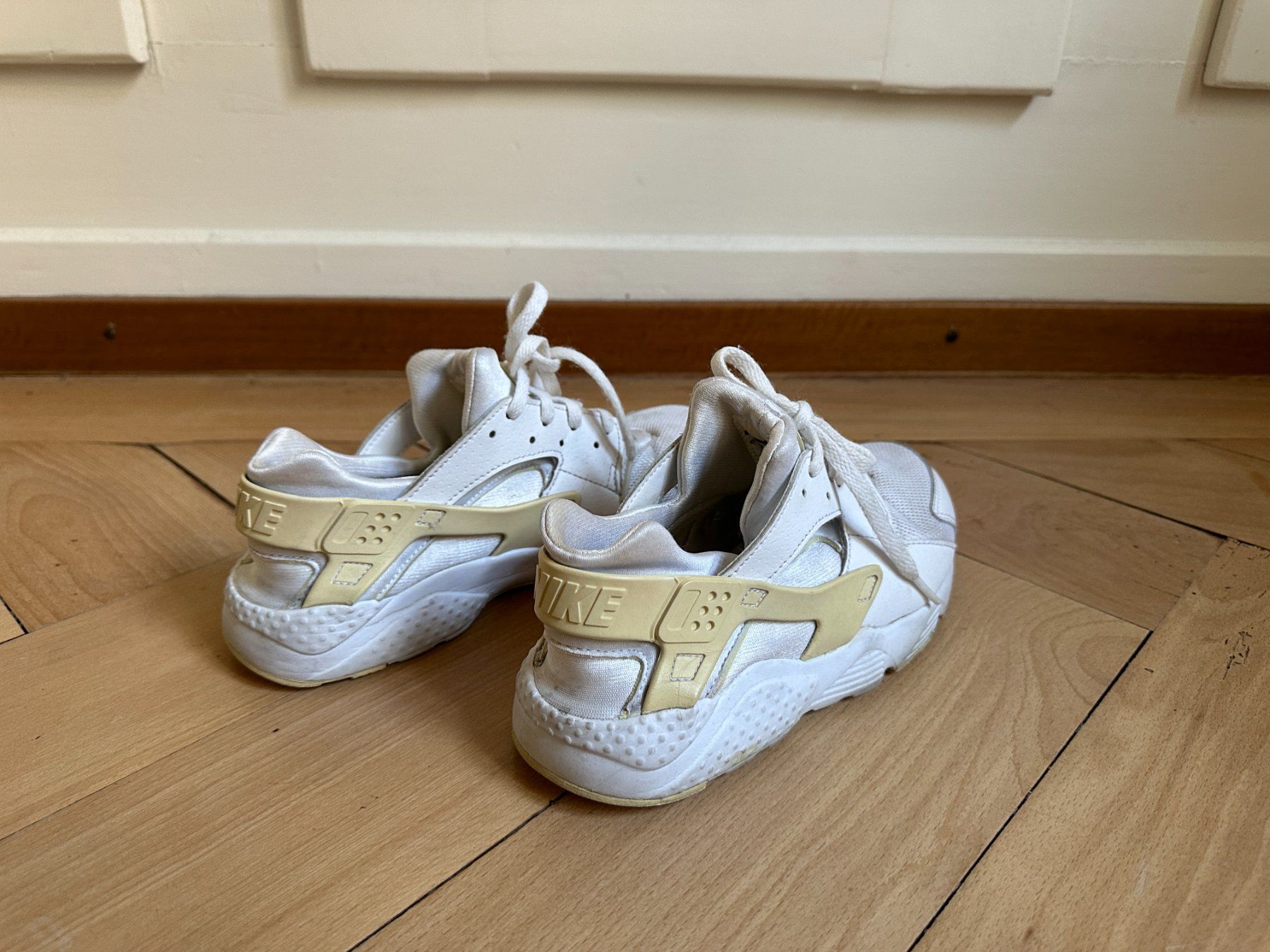 Nike Scarpe da donna: NIKE Huarache Sneaker weiss 35 – Usato da Zürich venduto da Diazaio 2