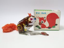 Hüpfendes Eichhörnchen zum aufziehen