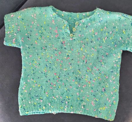 Farbenfroher Kinderpulli Handarbeit