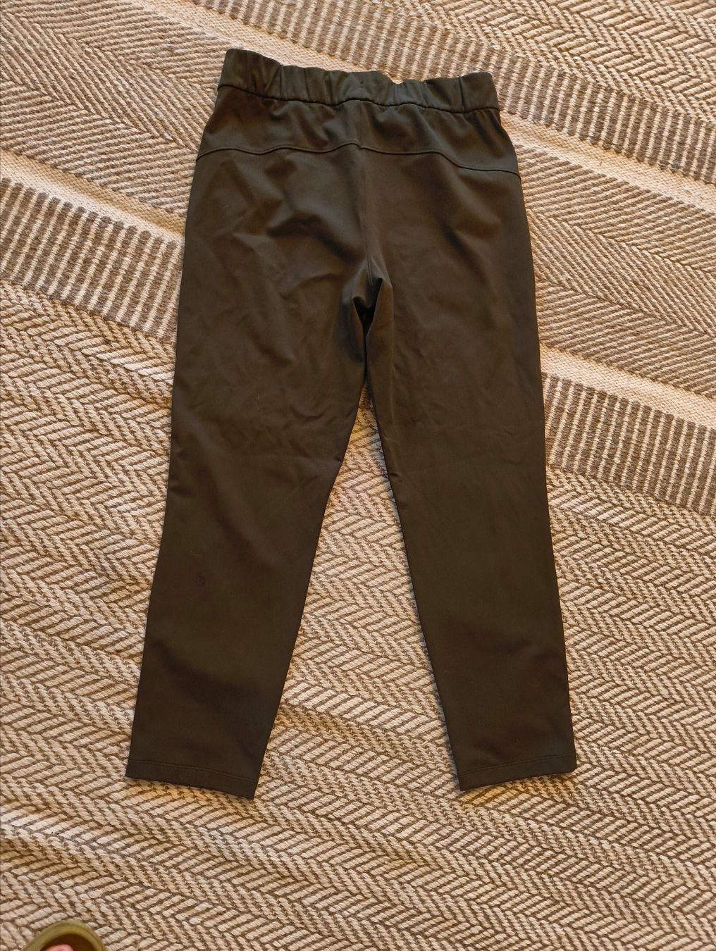 Lululemon Pantaloni: Lululemon On Thre Fly Pants Dark Olive Gr 6 – Usato da Stein am Rhein venduto da DaOhana 2