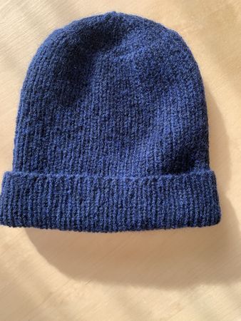 Handgestrickte, warme Wintermütze, dunkelblau