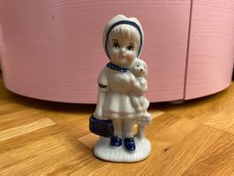 Mädchen Figur mit Hündchen handgemalt 11 cm hoch 5,5cm breit