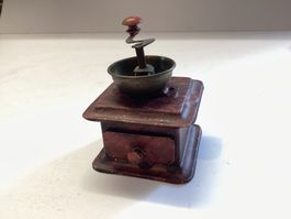 Alte Spielzeug Kaffeemühle für Puppenküche. Rock u.Graner?